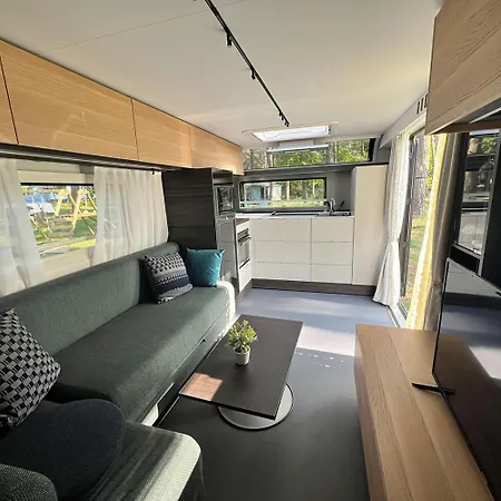 Hébergement de vacances Ferienhaeuser Insel Usedom - Luxuswohnwagen Doppeltuer Mit Whirlpool *